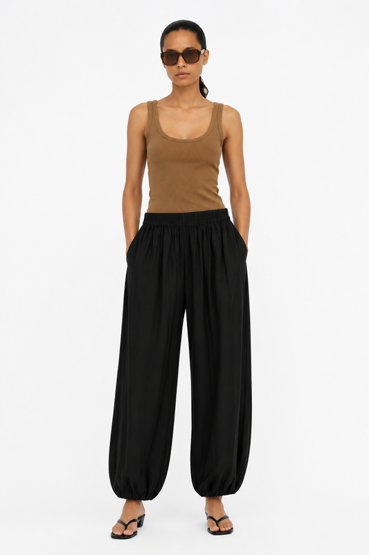 Elastic pant with pleated hemline