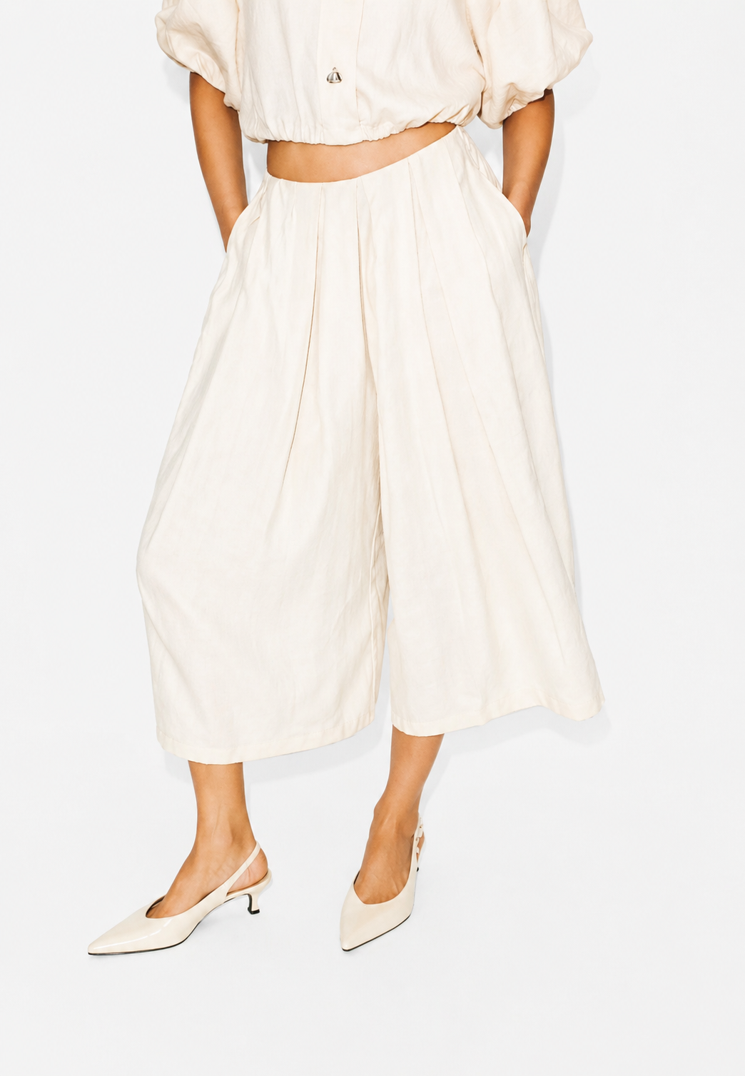 Pleated Bermuda pants