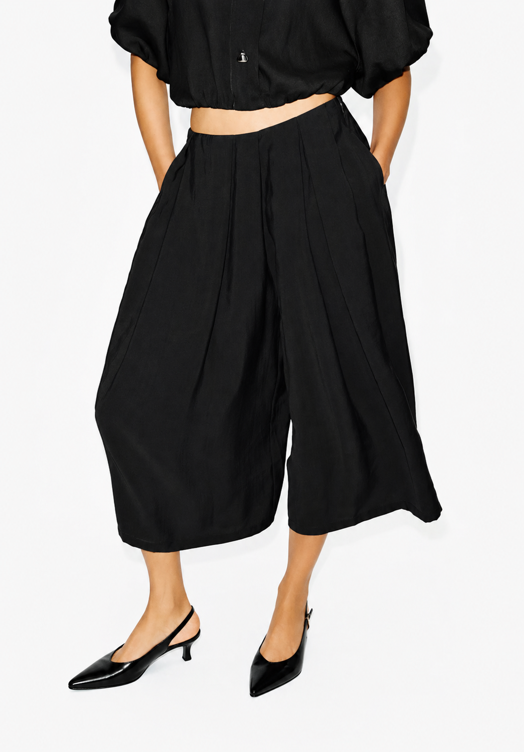 Pleated Bermuda pants
