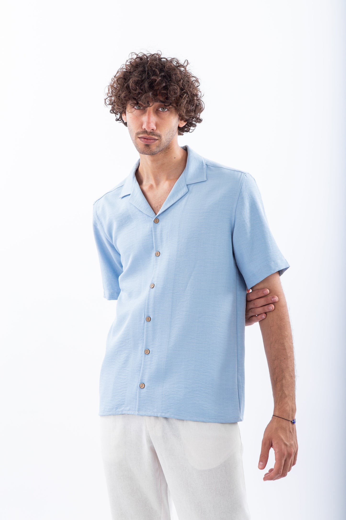 Short sleeves shirt with safari collar
